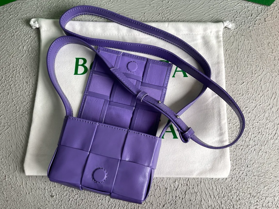 Special price 400🉐️Bottega Veneta/Bottega Veneta 2021 new product CASSETTE woven cross-body shoulder bag BV bag, single internal zipper pocket, magnetic buckle opens and closes, the original oil-waxed cowhide may have texture derived from the original style of the leather, skin spots and other surface marks are normal, please do not worry. Style number: 6813#, color: lavender origin: Italy mini size: 13*9.5*5cm